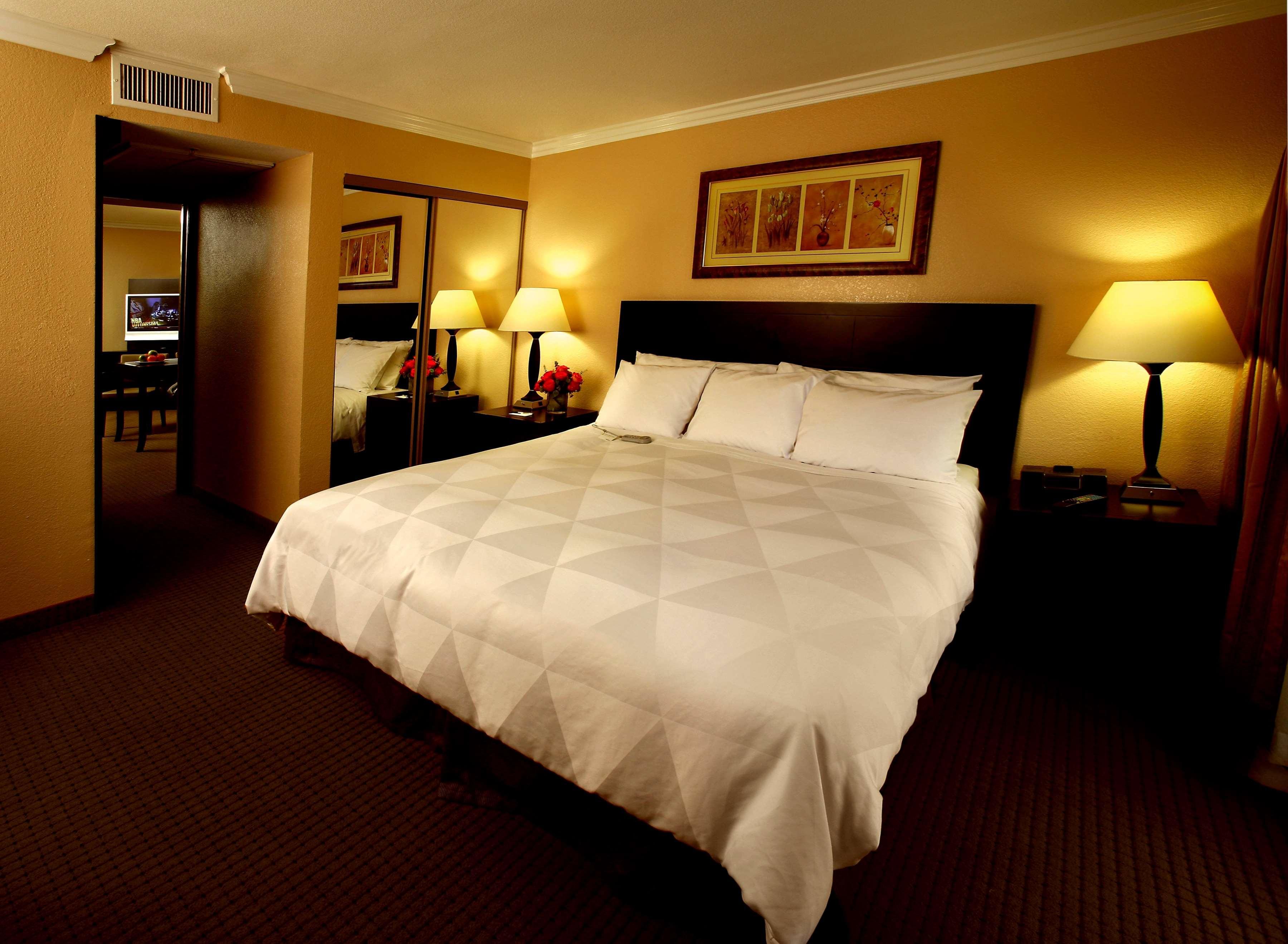 Buena Park Grand Hotel & Suites Номер фото